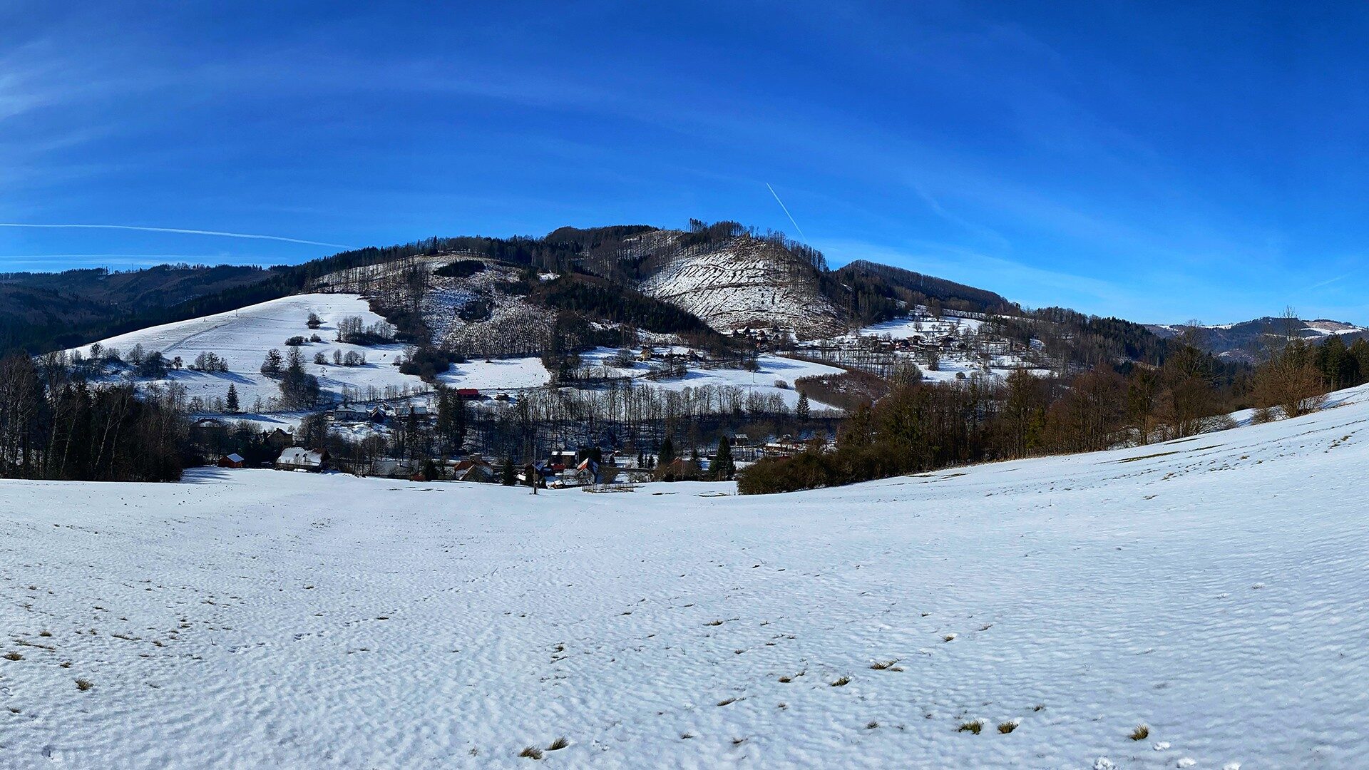 Zimní pohled na část obce Malá Bystřice a Svantovítovu skálu