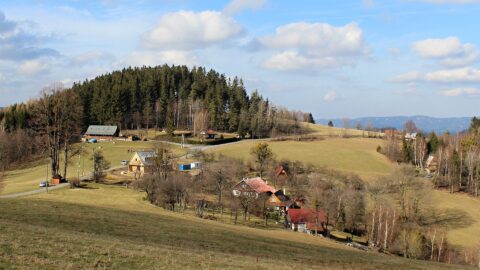 Pohled na kopec a osadu Santov