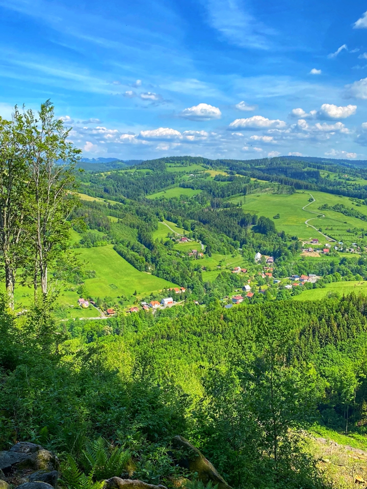 Pohled na část obce Malá Bystřice ze Svantovítovy skály