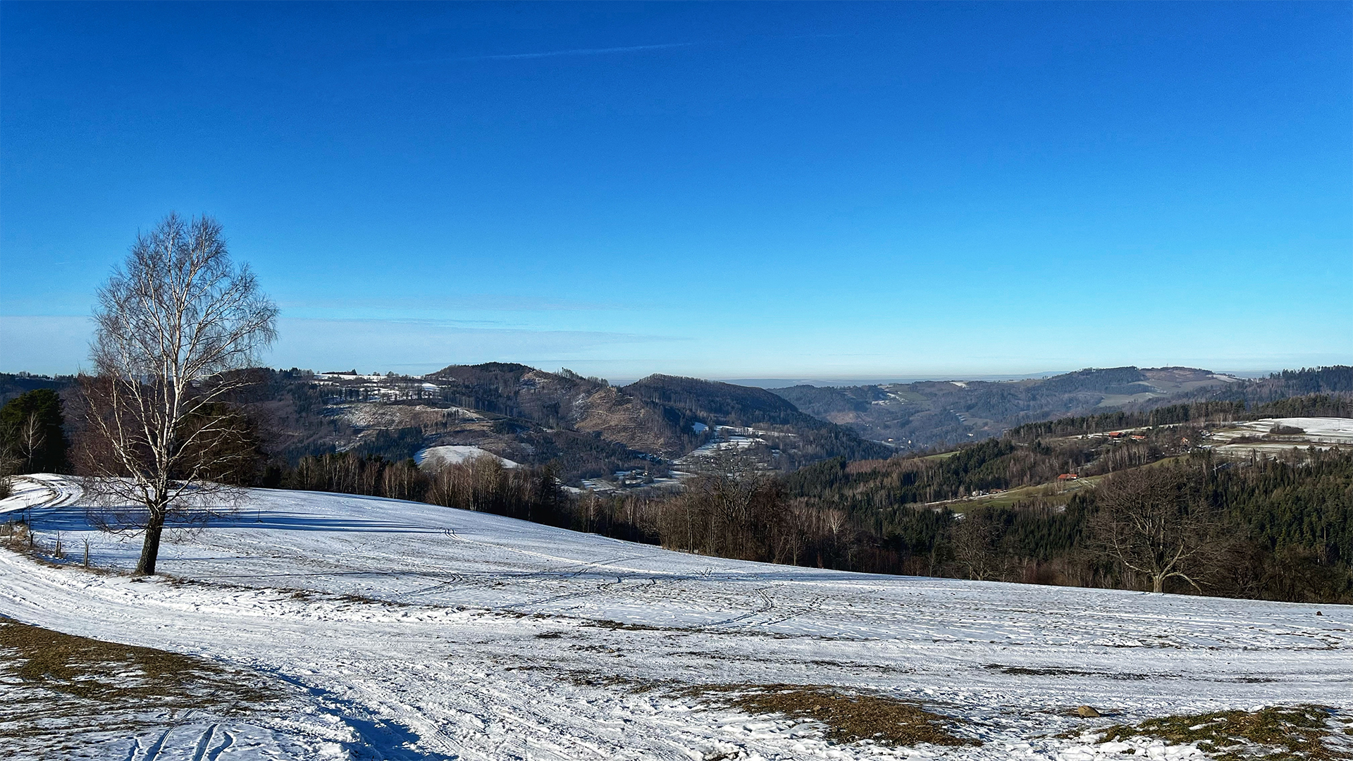 Zimní pohled ze Santova do obce