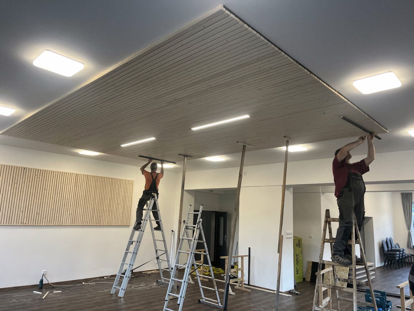 Doinstalace akustických panelů na strop hlavního sálu v Obecním domě