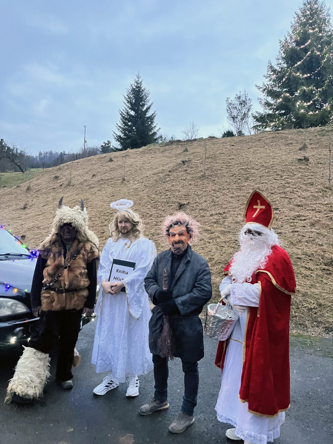 Mikuláš v doprovodu anděla a dvou čertů při své večerní obchůzce v pátek 5. prosince 2025
