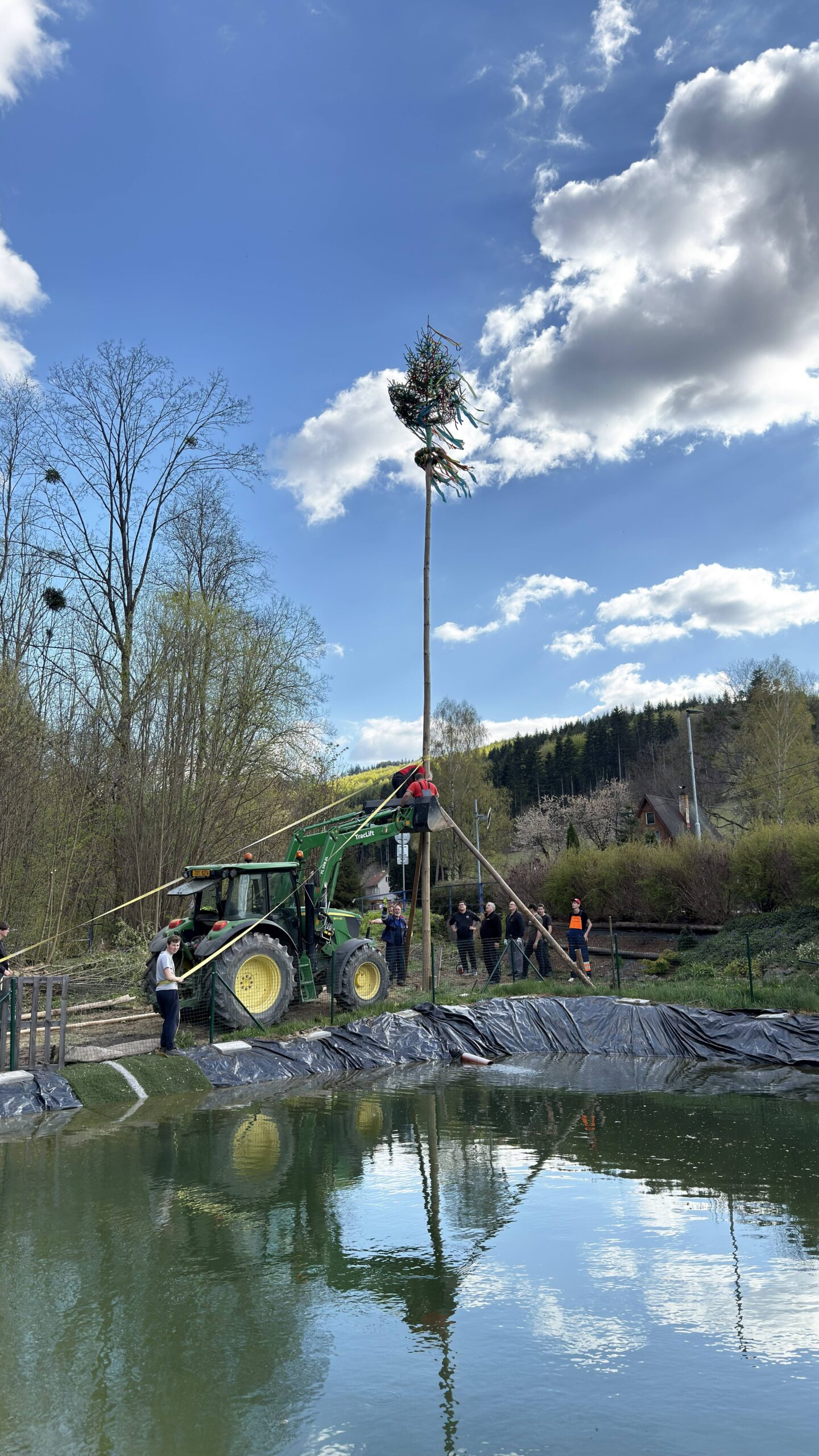 Na hasičském výletišti proběhlo tradiční stavění máje spojené s jarním úklidem prostranství.