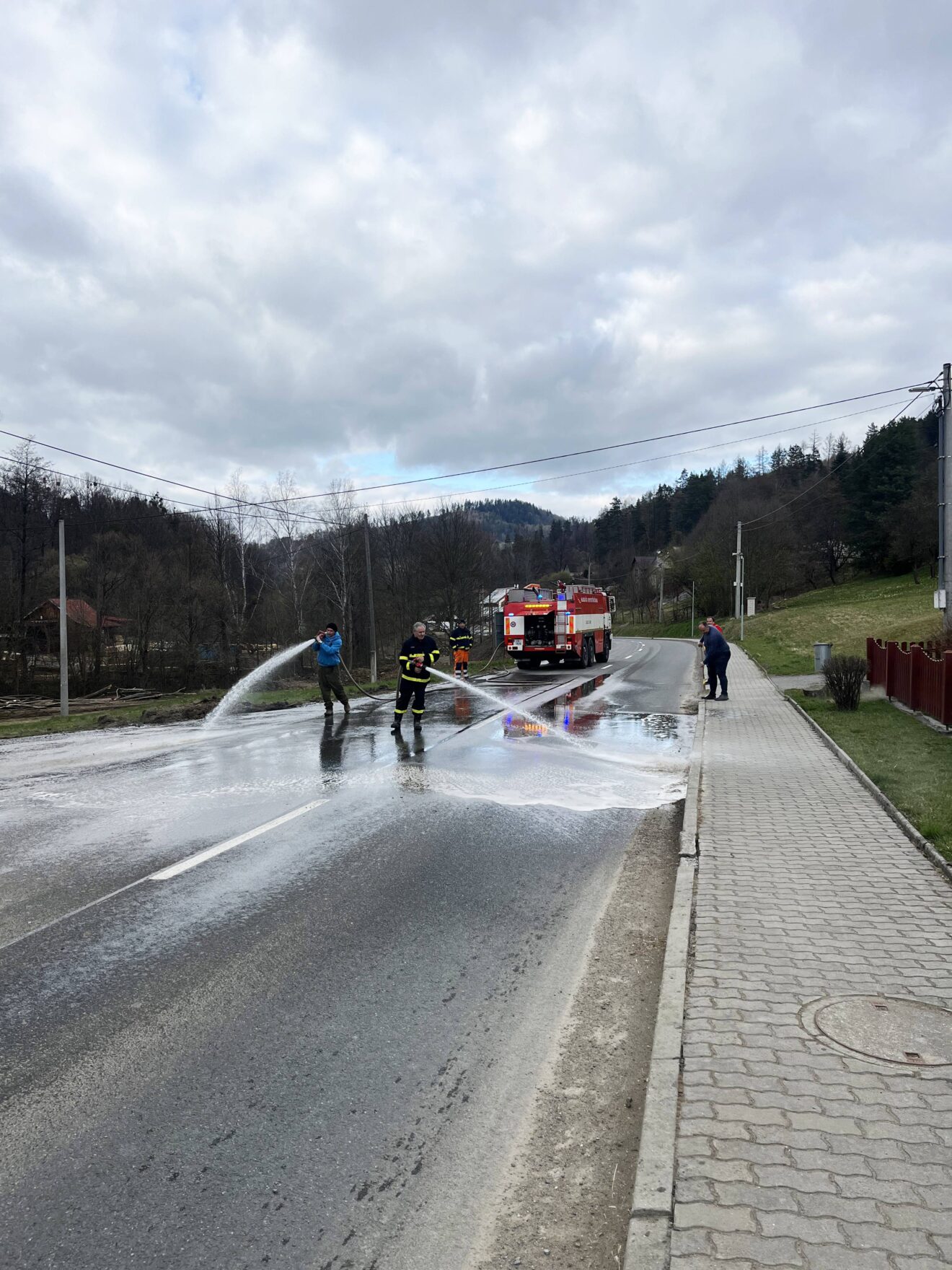 Údržba hlavní vozovky během stavby projektu nové dětské skupiny.