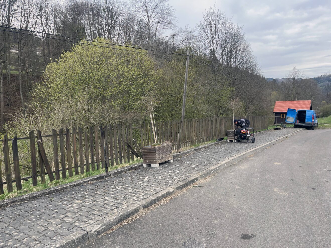 Oprava nástupního místa na zastávce V Údolí.